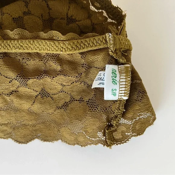 Lace Bralette Set of 4- Red, White, and Green - Picture 8 of 10